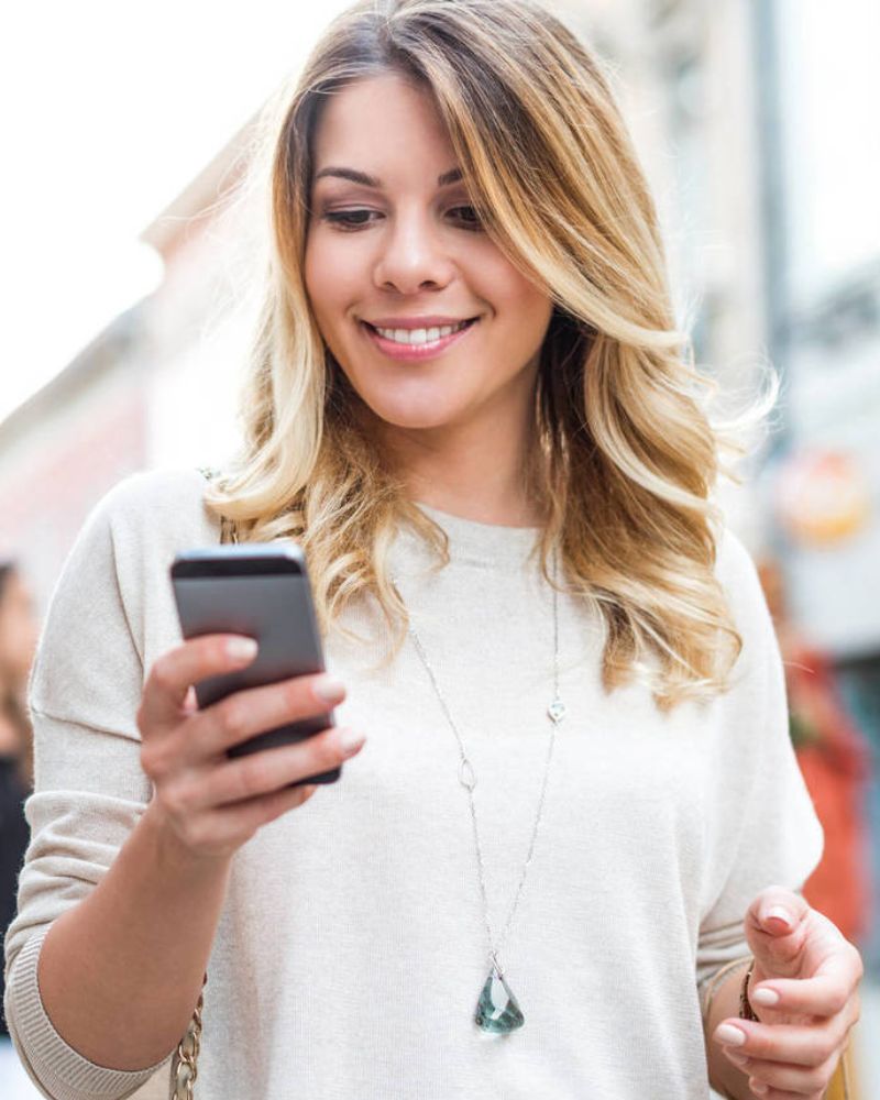 mujer con celular